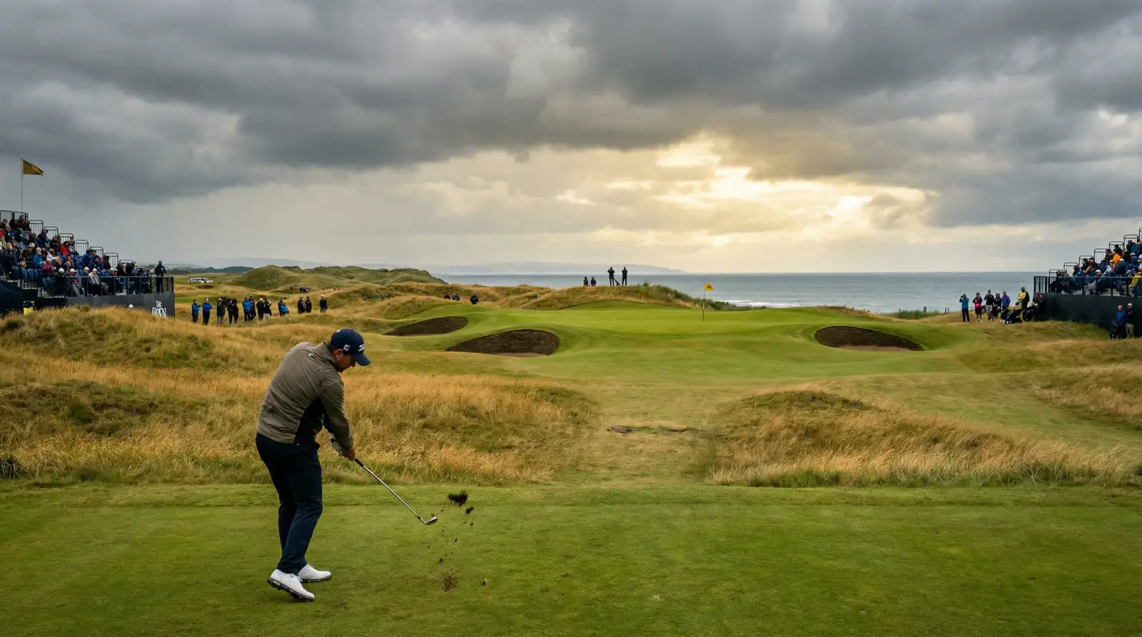 Campo de golf links escocés con dunas y cielo nublado típico del Open Championship