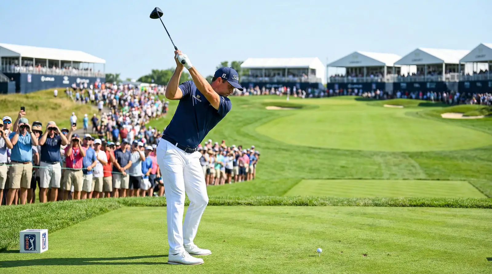 Golfista profesional en el PGA Tour golpeando desde el tee de salida con público alrededor